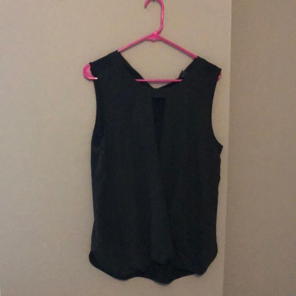 Sleeveless dress shirt